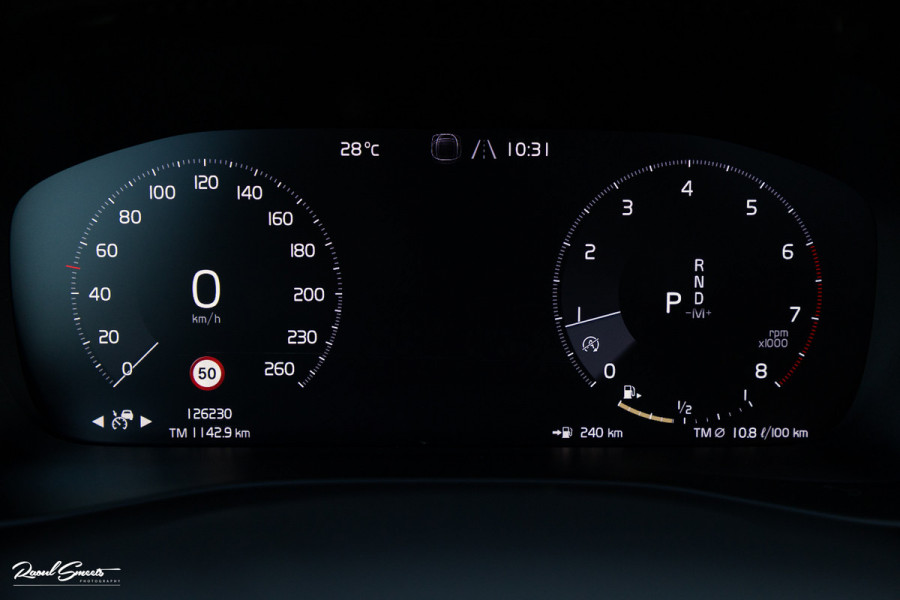 Volvo XC40 2.0 T5 AWD R-Design Intro Edition | 2.100 kg Trekvermogen | Zwenkbare trekhaak | Panorama dak | Adaptieve cruise | Blis | Memory |