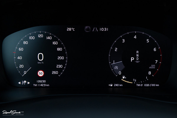 Volvo XC40 2.0 T5 AWD R-Design Intro Edition | 2.100 kg Trekvermogen | Zwenkbare trekhaak | Panorama dak | Adaptieve cruise | Blis | Memory |