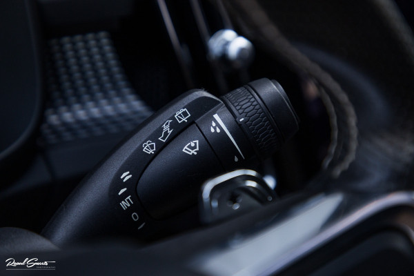 Volvo XC40 2.0 T5 AWD R-Design Intro Edition | 2.100 kg Trekvermogen | Zwenkbare trekhaak | Panorama dak | Adaptieve cruise | Blis | Memory |