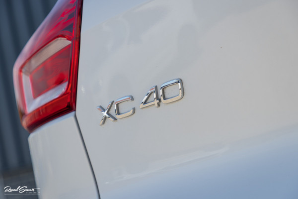 Volvo XC40 2.0 T5 AWD R-Design Intro Edition | 2.100 kg Trekvermogen | Zwenkbare trekhaak | Panorama dak | Adaptieve cruise | Blis | Memory |