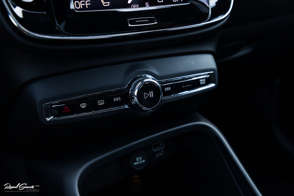 Volvo XC40 2.0 T5 AWD R-Design Intro Edition | 2.100 kg Trekvermogen | Zwenkbare trekhaak | Panorama dak | Adaptieve cruise | Blis | Memory |