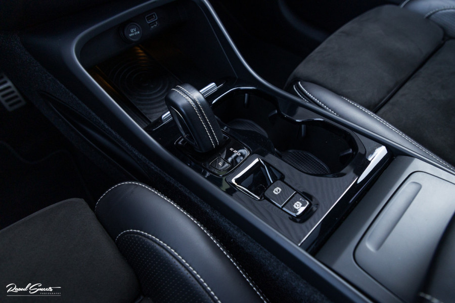 Volvo XC40 2.0 T5 AWD R-Design Intro Edition | 2.100 kg Trekvermogen | Zwenkbare trekhaak | Panorama dak | Adaptieve cruise | Blis | Memory |