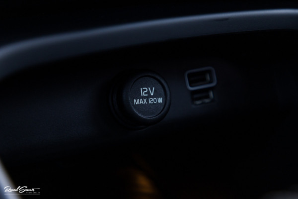 Volvo XC40 2.0 T5 AWD R-Design Intro Edition | 2.100 kg Trekvermogen | Zwenkbare trekhaak | Panorama dak | Adaptieve cruise | Blis | Memory |