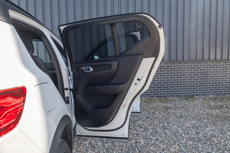 Volvo XC40 2.0 T5 AWD R-Design Intro Edition | 2.100 kg Trekvermogen | Zwenkbare trekhaak | Panorama dak | Adaptieve cruise | Blis | Memory |
