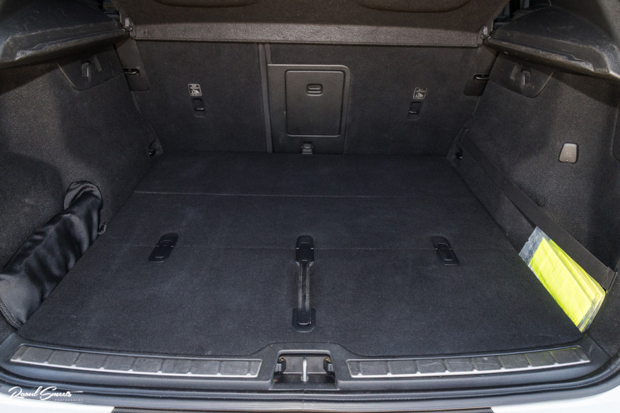 Volvo XC40 2.0 T5 AWD R-Design Intro Edition | 2.100 kg Trekvermogen | Zwenkbare trekhaak | Panorama dak | Adaptieve cruise | Blis | Memory |