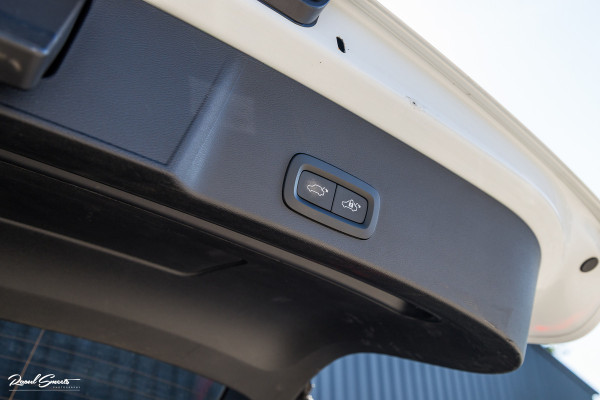 Volvo XC40 2.0 T5 AWD R-Design Intro Edition | 2.100 kg Trekvermogen | Zwenkbare trekhaak | Panorama dak | Adaptieve cruise | Blis | Memory |