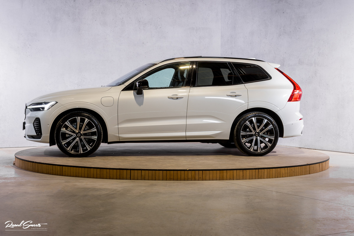 Volvo XC60 2.0 T8 Plug-in hybrid AWD R-Design Long Range | Luchtvering | Zwenkbare trekhaak | Panorama dak | Stoelmassage + verkoeling | Adaptieve cruise |