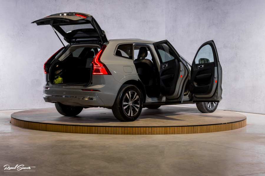 Volvo XC60 2.0 T6 Plug-in hybrid AWD Essential Bright | Panorama dak | Zwenkbare trekhaak | Adaptieve cruise | Blis | Apple carplay |