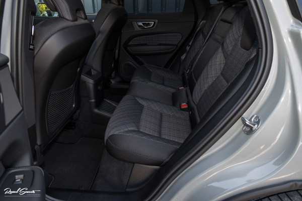 Volvo XC60 2.0 T6 Plug-in hybrid AWD Essential Bright | Panorama dak | Zwenkbare trekhaak | Adaptieve cruise | Blis | Apple carplay |