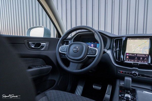 Volvo XC60 2.0 T6 Plug-in hybrid AWD Essential Bright | Panorama dak | Zwenkbare trekhaak | Adaptieve cruise | Blis | Apple carplay |