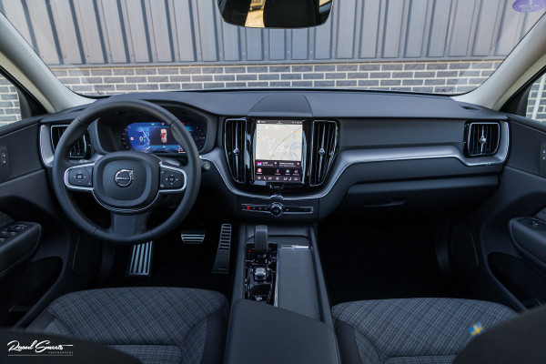 Volvo XC60 2.0 T6 Plug-in hybrid AWD Essential Bright | Panorama dak | Zwenkbare trekhaak | Adaptieve cruise | Blis | Apple carplay |