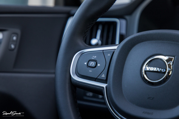 Volvo XC60 2.0 T6 Plug-in hybrid AWD Essential Bright | Panorama dak | Zwenkbare trekhaak | Adaptieve cruise | Blis | Apple carplay |