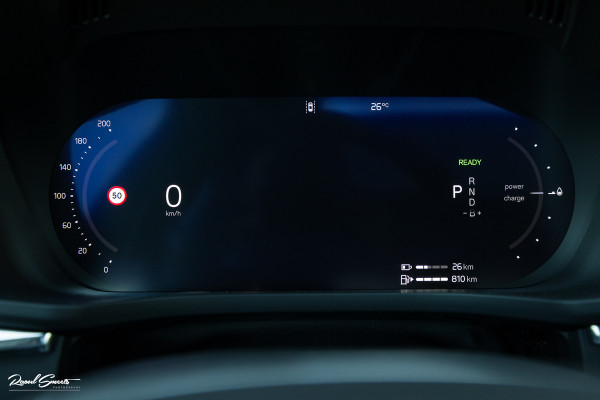 Volvo XC60 2.0 T6 Plug-in hybrid AWD Essential Bright | Panorama dak | Zwenkbare trekhaak | Adaptieve cruise | Blis | Apple carplay |