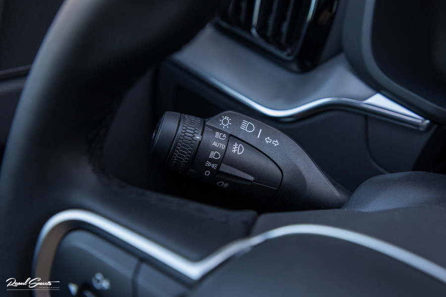 Volvo XC60 2.0 T6 Plug-in hybrid AWD Essential Bright | Panorama dak | Zwenkbare trekhaak | Adaptieve cruise | Blis | Apple carplay |