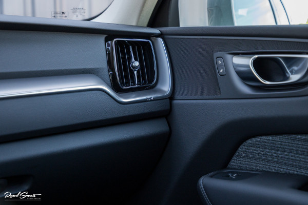Volvo XC60 2.0 T6 Plug-in hybrid AWD Essential Bright | Panorama dak | Zwenkbare trekhaak | Adaptieve cruise | Blis | Apple carplay |
