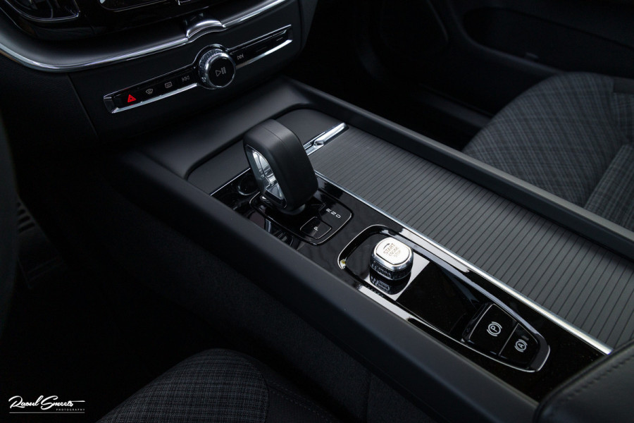 Volvo XC60 2.0 T6 Plug-in hybrid AWD Essential Bright | Panorama dak | Zwenkbare trekhaak | Adaptieve cruise | Blis | Apple carplay |