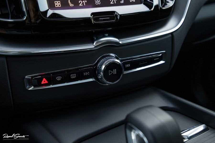 Volvo XC60 2.0 T6 Plug-in hybrid AWD Essential Bright | Panorama dak | Zwenkbare trekhaak | Adaptieve cruise | Blis | Apple carplay |