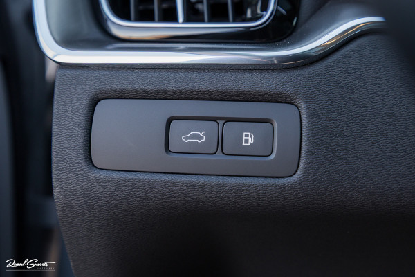 Volvo XC60 2.0 T6 Plug-in hybrid AWD Essential Bright | Panorama dak | Zwenkbare trekhaak | Adaptieve cruise | Blis | Apple carplay |