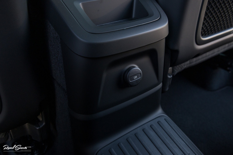 Volvo XC60 2.0 T6 Plug-in hybrid AWD Essential Bright | Panorama dak | Zwenkbare trekhaak | Adaptieve cruise | Blis | Apple carplay |