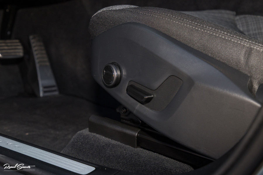 Volvo XC60 2.0 T6 Plug-in hybrid AWD Essential Bright | Panorama dak | Zwenkbare trekhaak | Adaptieve cruise | Blis | Apple carplay |