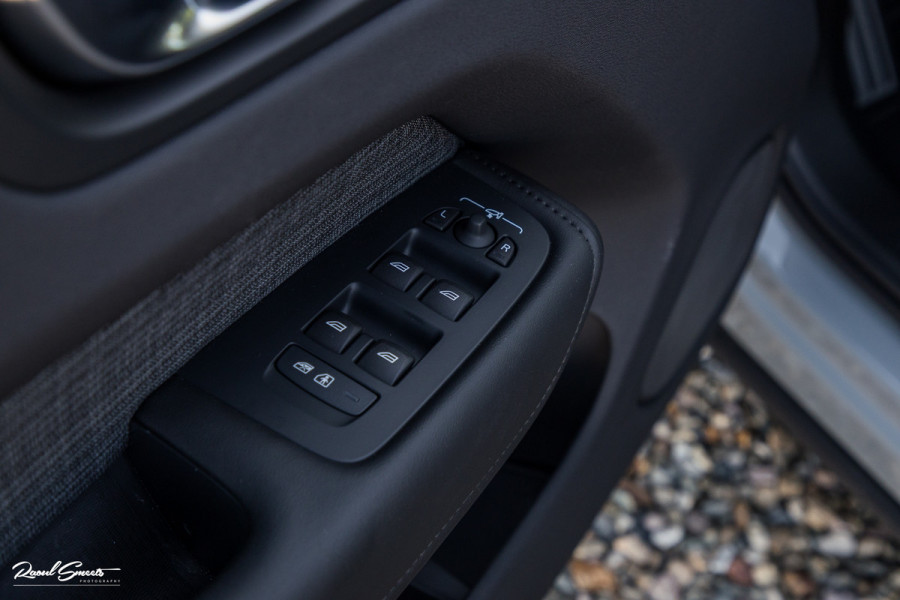 Volvo XC60 2.0 T6 Plug-in hybrid AWD Essential Bright | Panorama dak | Zwenkbare trekhaak | Adaptieve cruise | Blis | Apple carplay |