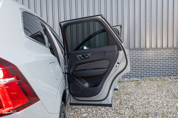 Volvo XC60 2.0 T6 Plug-in hybrid AWD Essential Bright | Panorama dak | Zwenkbare trekhaak | Adaptieve cruise | Blis | Apple carplay |