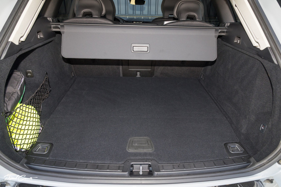 Volvo XC60 2.0 T6 Plug-in hybrid AWD Essential Bright | Panorama dak | Zwenkbare trekhaak | Adaptieve cruise | Blis | Apple carplay |