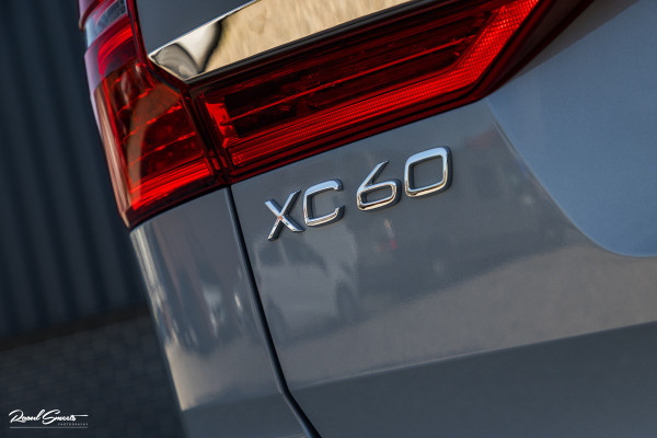 Volvo XC60 2.0 T6 Plug-in hybrid AWD Essential Bright | Panorama dak | Zwenkbare trekhaak | Adaptieve cruise | Blis | Apple carplay |