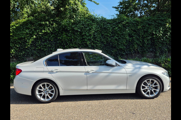 BMW 3-serie 320i Luxury Edition Individual Schuifdak Apple CarPlay Virtual dash Camera LED NAP 2e eigenaar 320i Luxury Edition