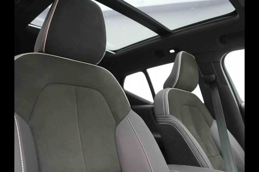 Volvo XC40 Recharge Ultimate 69 kWh 231pk Dealer O.H. | Panodak | Adaptive Cruise | Warmtepomp | 360 Camera | Harman / Kardon | Alcantara Sportstoelen Memory & Verwarmd | Stuur Verwarmd | Keyless | Blis | Apple Carplay | Google Assistent |