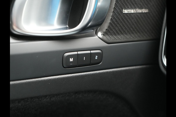Volvo XC40 Recharge Ultimate 69 kWh 231pk Dealer O.H. | Panodak | Adaptive Cruise | Warmtepomp | 360 Camera | Harman / Kardon | Alcantara Sportstoelen Memory & Verwarmd | Stuur Verwarmd | Keyless | Blis | Apple Carplay | Google Assistent |