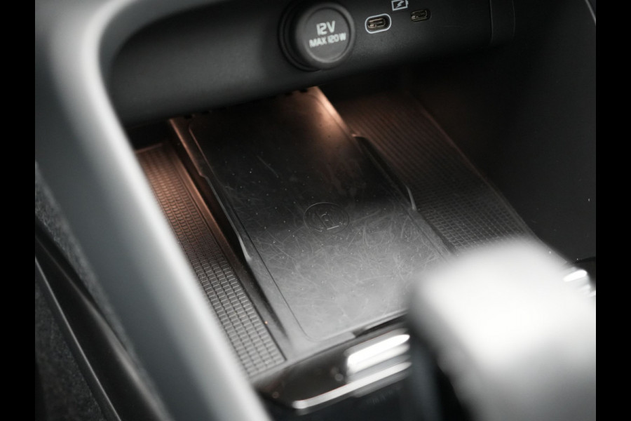 Volvo XC40 Recharge Ultimate 69 kWh 231pk Dealer O.H. | Panodak | Adaptive Cruise | Warmtepomp | 360 Camera | Harman / Kardon | Alcantara Sportstoelen Memory & Verwarmd | Stuur Verwarmd | Keyless | Blis | Apple Carplay | Google Assistent |