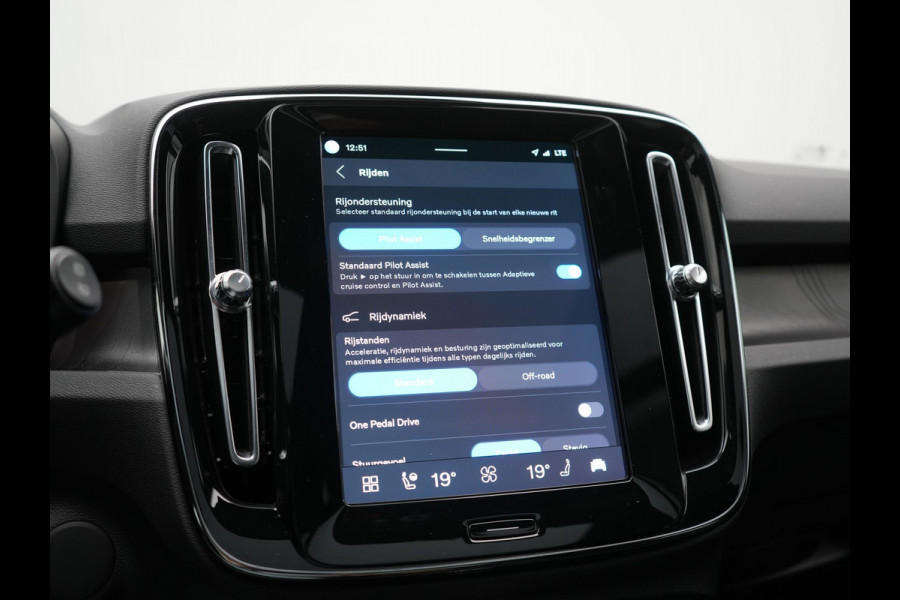 Volvo XC40 Recharge Ultimate 69 kWh 231pk Dealer O.H. | Panodak | Adaptive Cruise | Warmtepomp | 360 Camera | Harman / Kardon | Alcantara Sportstoelen Memory & Verwarmd | Stuur Verwarmd | Keyless | Blis | Apple Carplay | Google Assistent |
