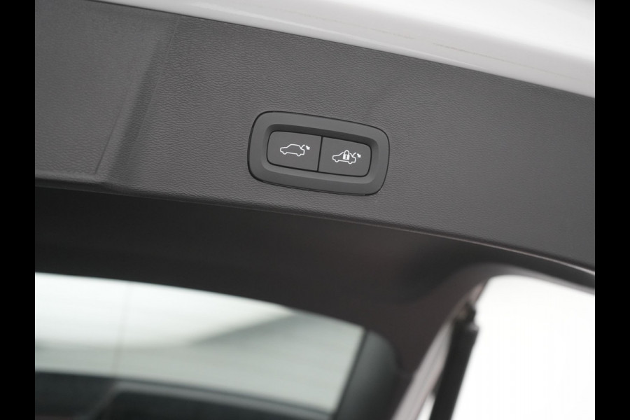 Volvo XC40 Recharge Ultimate 69 kWh 231pk Dealer O.H. | Panodak | Adaptive Cruise | Warmtepomp | 360 Camera | Harman / Kardon | Alcantara Sportstoelen Memory & Verwarmd | Stuur Verwarmd | Keyless | Blis | Apple Carplay | Google Assistent |
