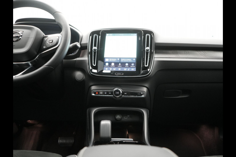 Volvo XC40 Recharge Ultimate 69 kWh 231pk Dealer O.H. | Panodak | Adaptive Cruise | Warmtepomp | 360 Camera | Harman / Kardon | Alcantara Sportstoelen Memory & Verwarmd | Stuur Verwarmd | Keyless | Blis | Apple Carplay | Google Assistent |