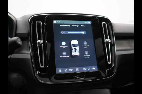 Volvo XC40 Recharge Ultimate 69 kWh 231pk Dealer O.H. | Panodak | Adaptive Cruise | Warmtepomp | 360 Camera | Harman / Kardon | Alcantara Sportstoelen Memory & Verwarmd | Stuur Verwarmd | Keyless | Blis | Apple Carplay | Google Assistent |