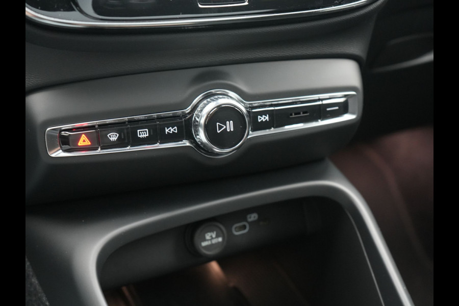 Volvo XC40 Recharge Ultimate 69 kWh 231pk Dealer O.H. | Panodak | Adaptive Cruise | Warmtepomp | 360 Camera | Harman / Kardon | Alcantara Sportstoelen Memory & Verwarmd | Stuur Verwarmd | Keyless | Blis | Apple Carplay | Google Assistent |
