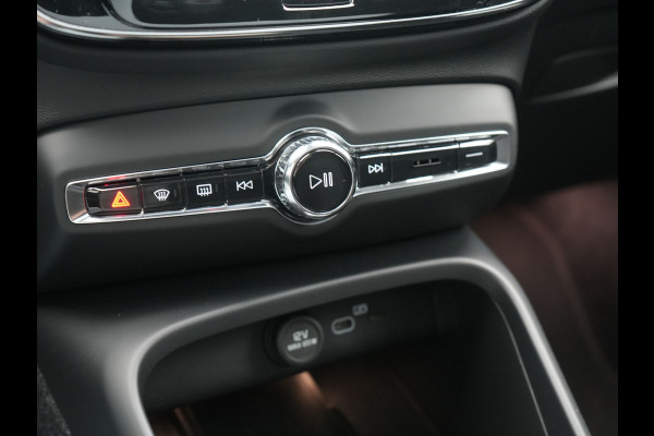 Volvo XC40 Recharge Ultimate 69 kWh 231pk Dealer O.H. | Panodak | Adaptive Cruise | Warmtepomp | 360 Camera | Harman / Kardon | Alcantara Sportstoelen Memory & Verwarmd | Stuur Verwarmd | Keyless | Blis | Apple Carplay | Google Assistent |