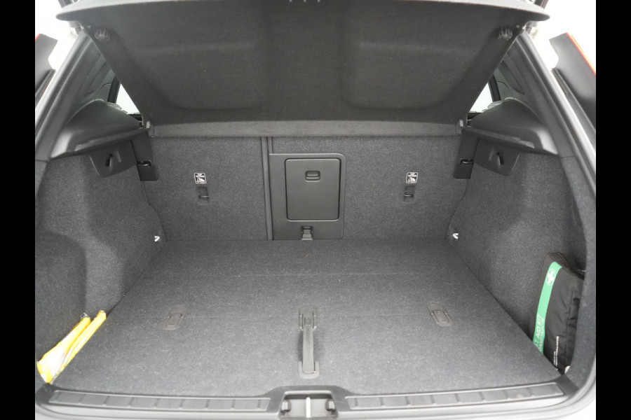 Volvo XC40 Recharge Ultimate 69 kWh 231pk Dealer O.H. | Panodak | Adaptive Cruise | Warmtepomp | 360 Camera | Harman / Kardon | Alcantara Sportstoelen Memory & Verwarmd | Stuur Verwarmd | Keyless | Blis | Apple Carplay | Google Assistent |