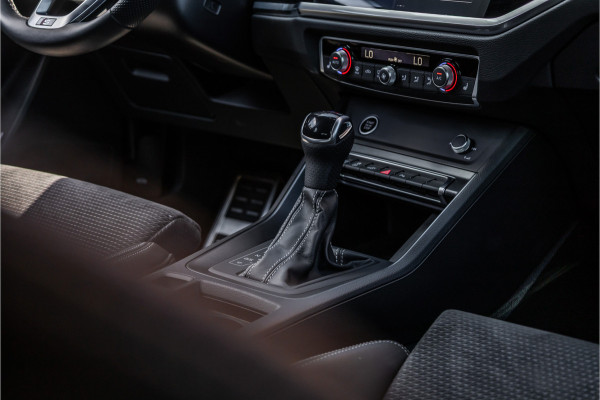 Audi Q3 45 TFSI e 245 PK S edition | 360 Camera | ACC | S-Line | Magnetic Ride | Matrix verlichting | CarPlay | Navigatie | Trekhaak | Inc 21% BTW | Black Style | Stuur- en stoelverwarming | Nieuwe APK | Garantie | Dealer onderhouden