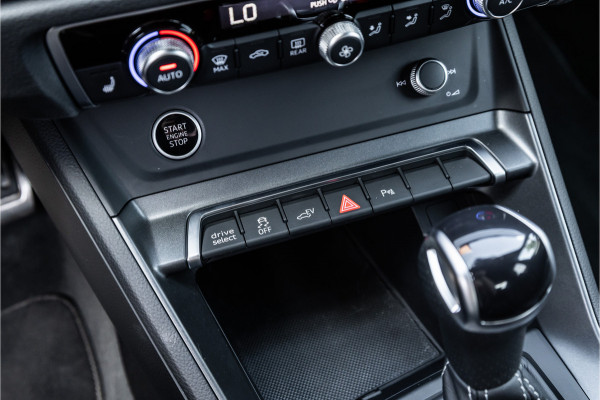Audi Q3 45 TFSI e 245 PK S edition | 360 Camera | ACC | S-Line | Magnetic Ride | Matrix verlichting | CarPlay | Navigatie | Trekhaak | Inc 21% BTW | Black Style | Stuur- en stoelverwarming | Nieuwe APK | Garantie | Dealer onderhouden