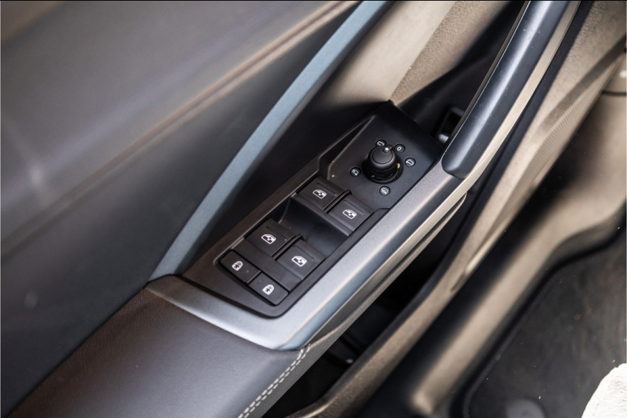Audi Q3 45 TFSI e 245 PK S edition | 360 Camera | ACC | S-Line | Magnetic Ride | Matrix verlichting | CarPlay | Navigatie | Trekhaak | Inc 21% BTW | Black Style | Stuur- en stoelverwarming | Nieuwe APK | Garantie | Dealer onderhouden