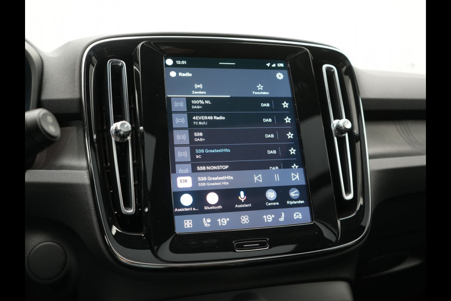 Volvo XC40 Recharge Ultimate 69 kWh 231pk Dealer O.H. | Panodak | Adaptive Cruise | Warmtepomp | 360 Camera | Harman / Kardon | Alcantara Sportstoelen Memory & Verwarmd | Stuur Verwarmd | Keyless | Blis | Apple Carplay | Google Assistent |