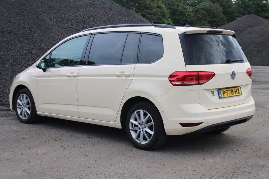 Volkswagen Touran 1.6 TDI SCR Connected Series 7p