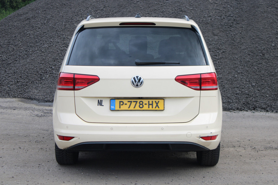 Volkswagen Touran 1.6 TDI SCR Connected Series 7p