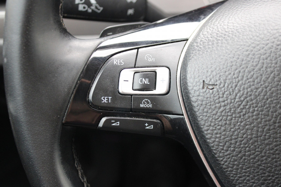 Volkswagen Touran 1.6 TDI SCR Connected Series 7p