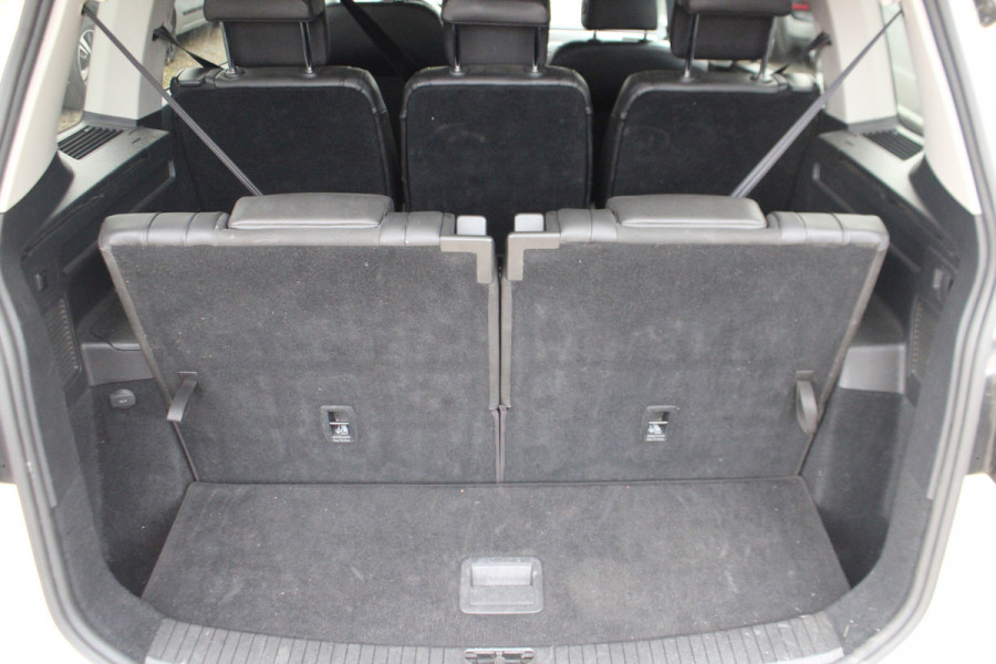 Volkswagen Touran 1.6 TDI SCR Connected Series 7p