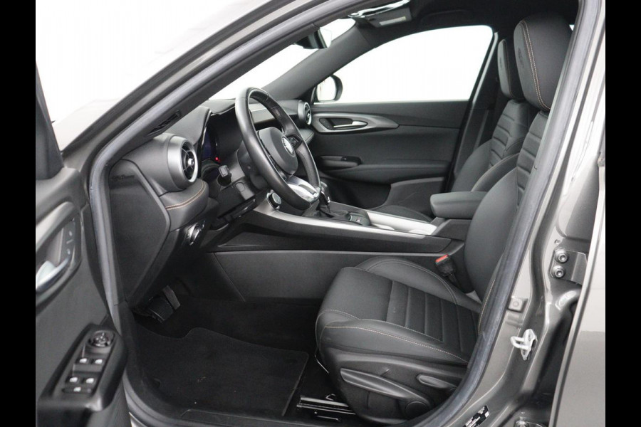 Alfa Romeo Tonale 1.3T PHEV Veloce 280PK Aut. Half Leder | Navi | DAB | Camera | Virtual Display | Navi | Carplay | Trekhaak | Climate Control | Stoelverwarming | Stuurverwarming