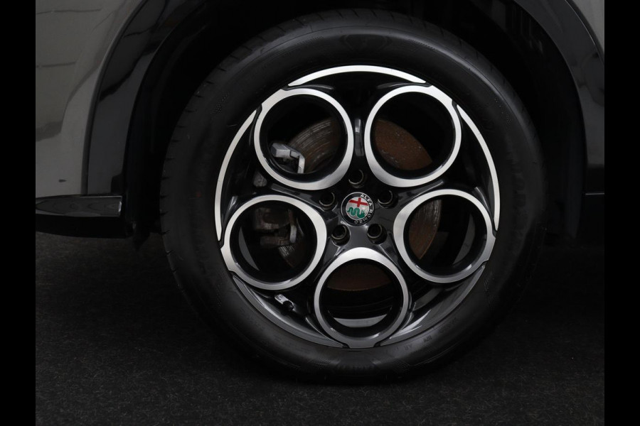 Alfa Romeo Tonale 1.3T PHEV Veloce 280PK Aut. Half Leder | Navi | DAB | Camera | Virtual Display | Navi | Carplay | Trekhaak | Climate Control | Stoelverwarming | Stuurverwarming