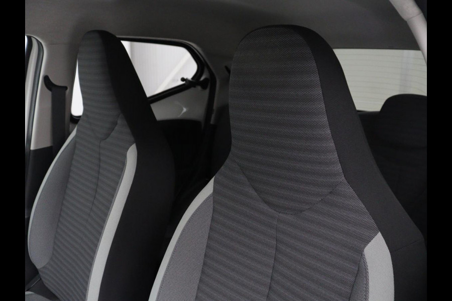 Toyota Aygo 1.0 VVT-i x-joy | Trekhaak | Camera | DAB | Automaat | Carplay | Climate control | Cruise control | LED